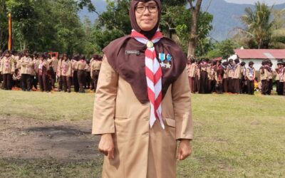 Kepala Madrasah Nurhidayati Terima Tanda Penghargaan Orang Dewasa Pramuka dari Kwarcab Padang