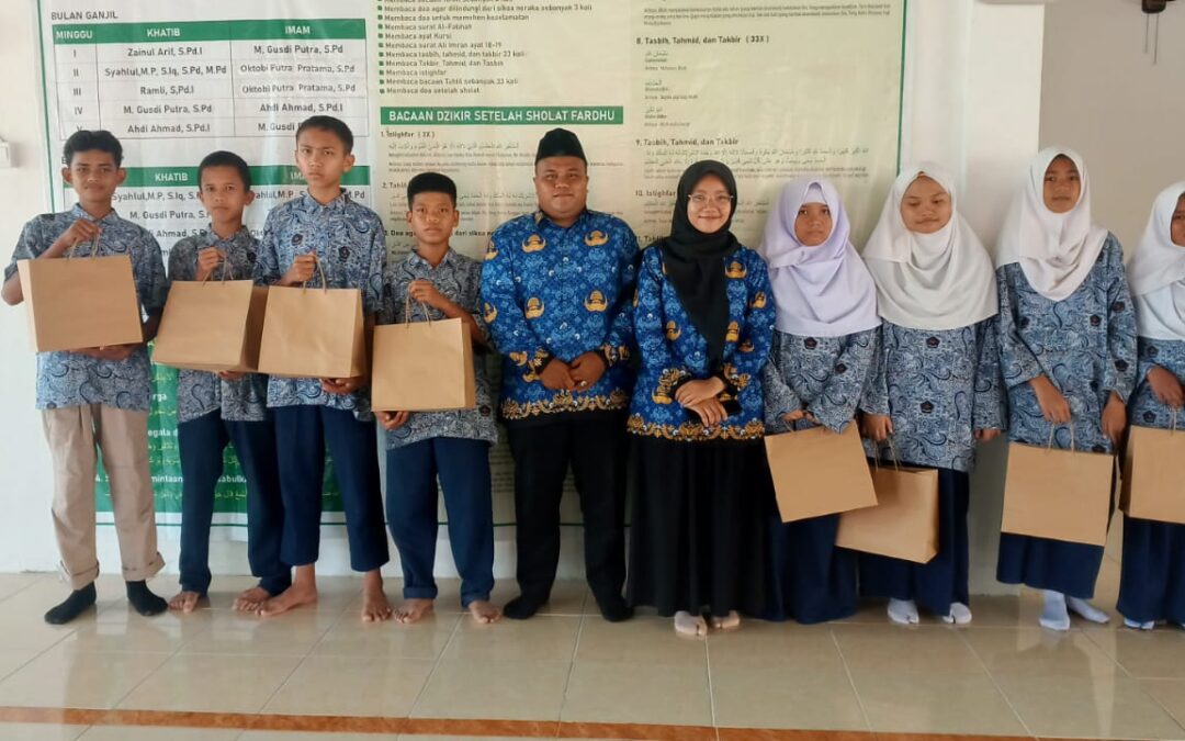 Guru dan Pegawai MTsN 3 Kota Padang Tindaklanjuti Himbauan Biro SDM Kemenag RI dengan Aksi Berbagi