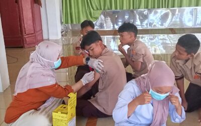 Kolaborasi MTsN 3 Kota Padang dan Puskesmas Koto Panjang Ikur Koto Gelar Vaksinasi Campak untuk Siswa