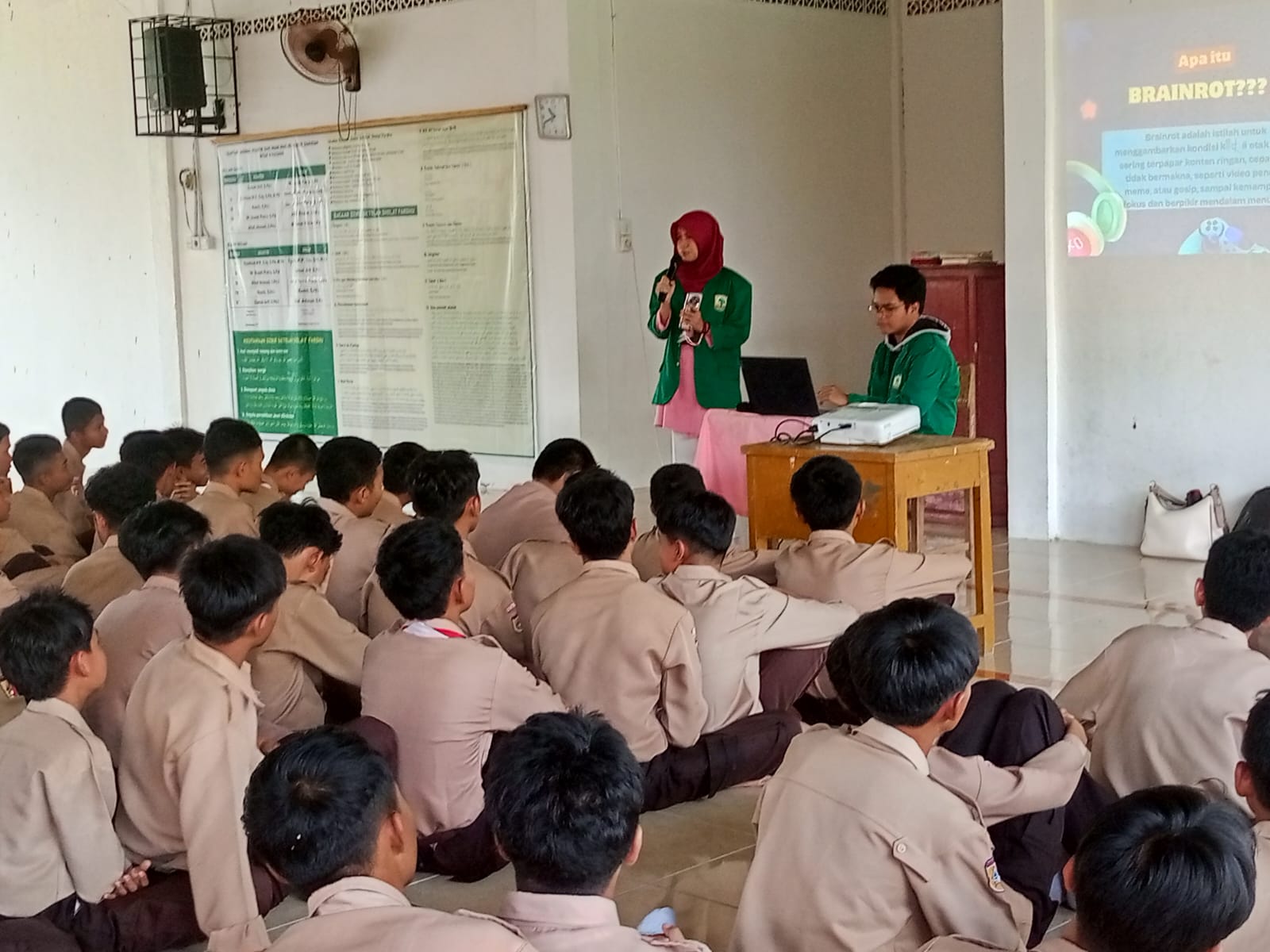 Mahasiswa Universitas Negeri Andalas Ajak Siswa MTsN 3 Kota Padang Waspadai Bahaya Doomscrolling dan Brainrot