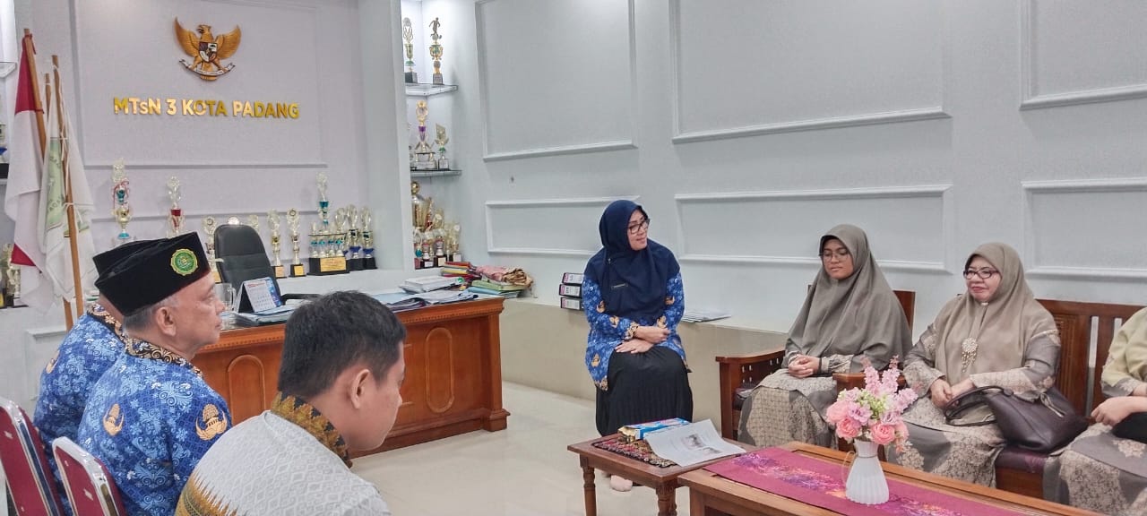 Kepala MTsN 3 Kota Padang Terima Kunjungan Ketua STAI-PIQ Sumatera Barat Bahas Kerja Sama Bidang Al-Qur’an