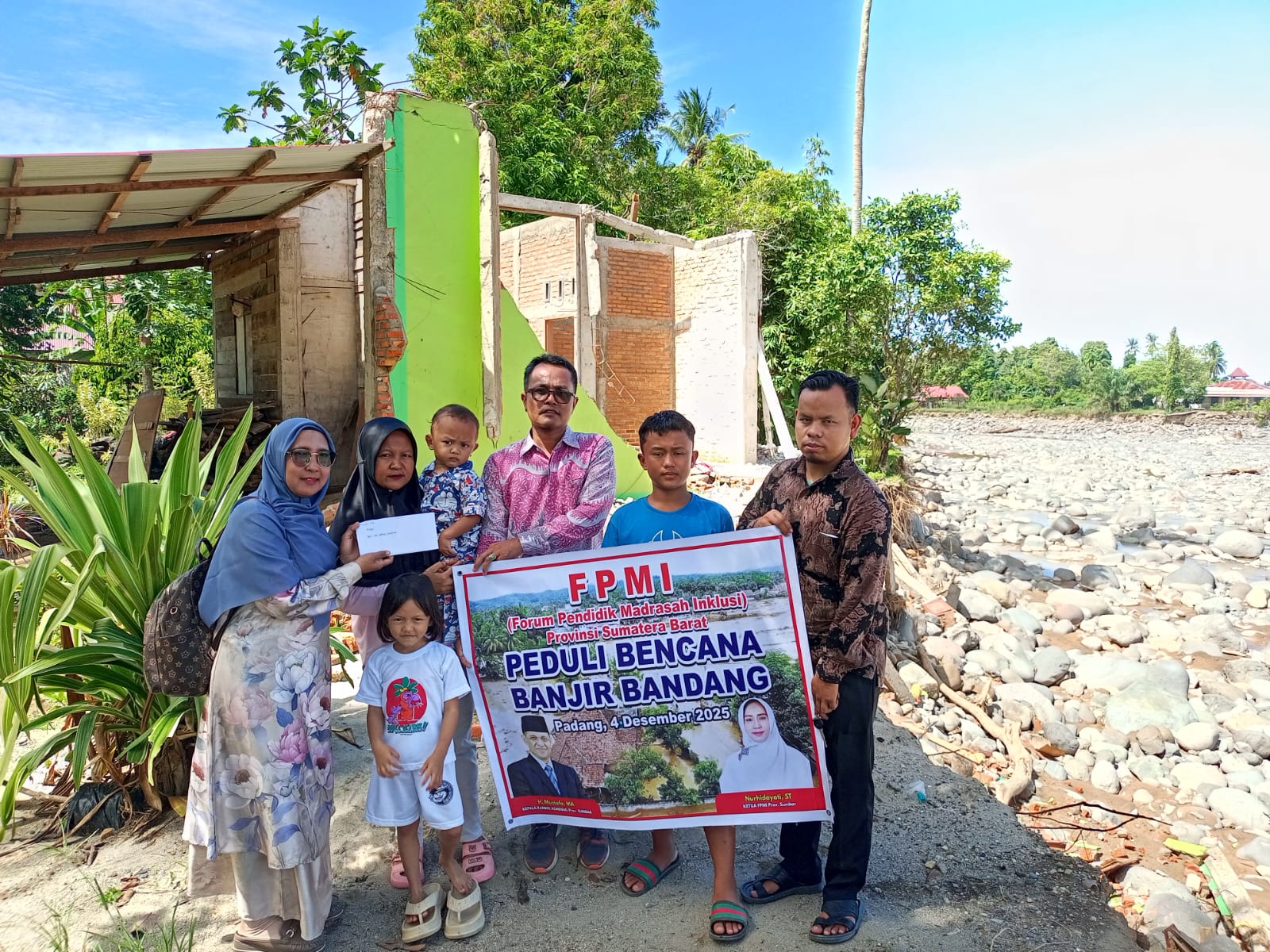Forum Pendidik Madrasah Inklusi Sumbar Salurkan Bantuan Kemanusiaan untuk Korban Banjir Bandang dan Longsor 2025