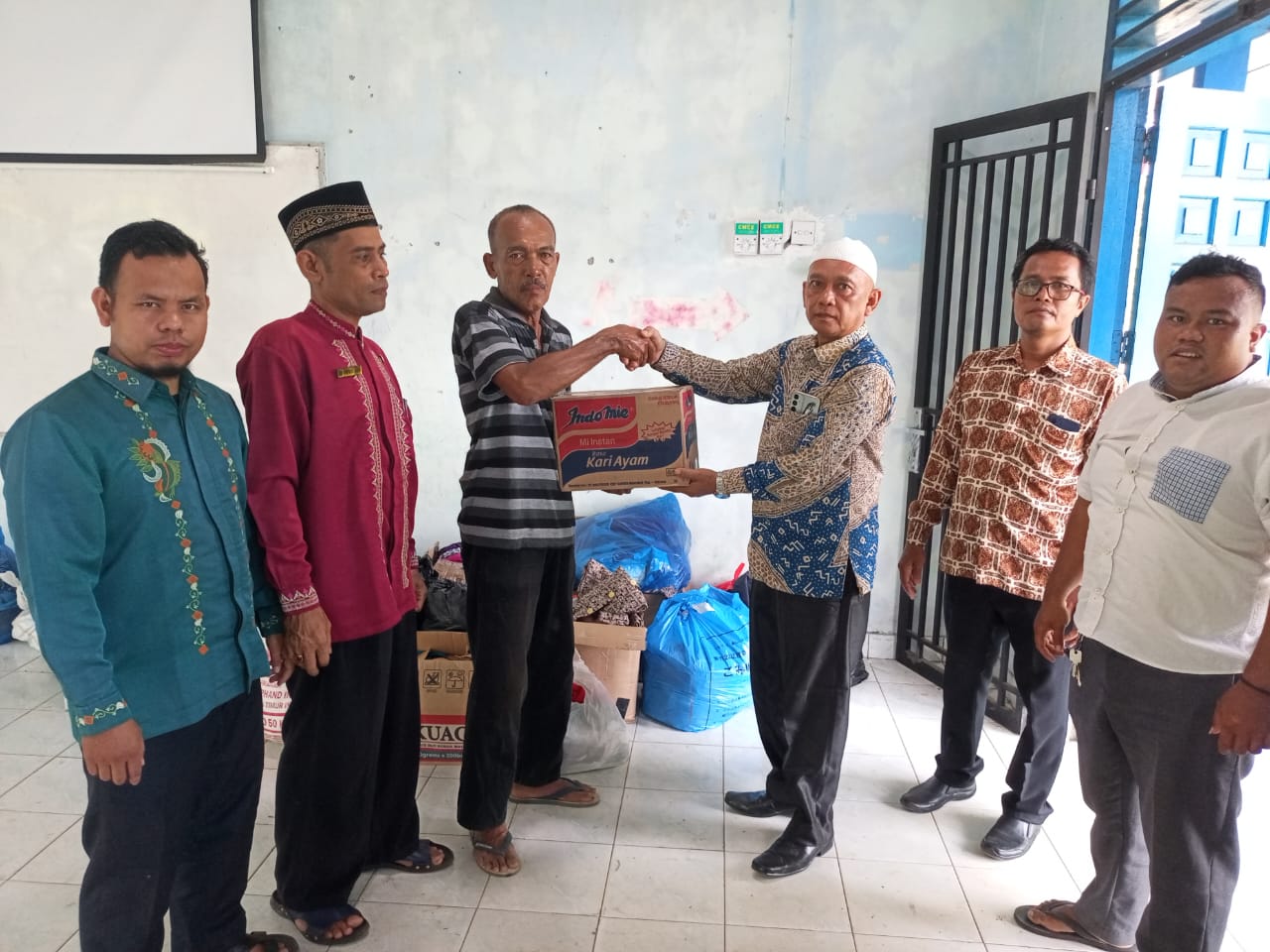 Tim Tanggap Bencana Kembali MTsN 3 Kota Padang Salurkan Bantuan untuk Siswa dan Orang Tua Terdampak Banjir Bandang