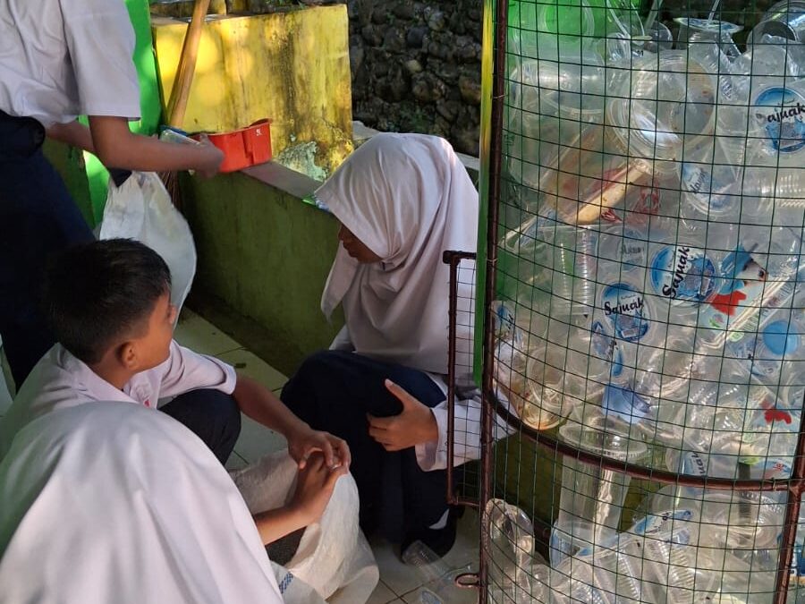 Wujudkan Madrasah Adiwiyata, MTsN 3 Kota Padang Giatkan Bank Sampah di Momen “Bakameh”