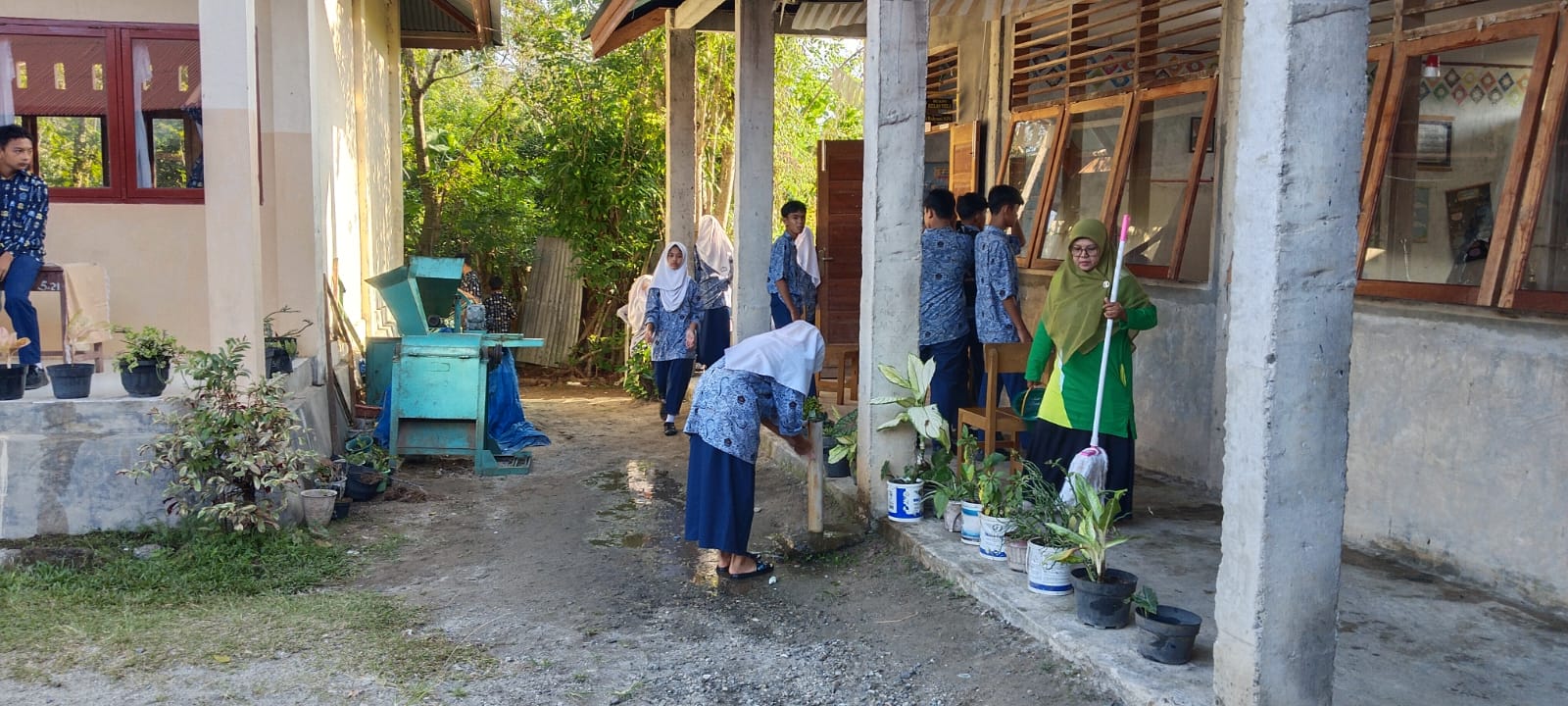 MTsN 3 Kota Padang Gelar Aksi Bersih Lingkungan Sambut Ramadhan 1447 H