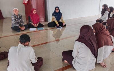 25 Siswa MTsN 3 Kota Padang Terima Zakat ASN Kementerian Agama Kota Padang di Masjid Nurus Sakinah