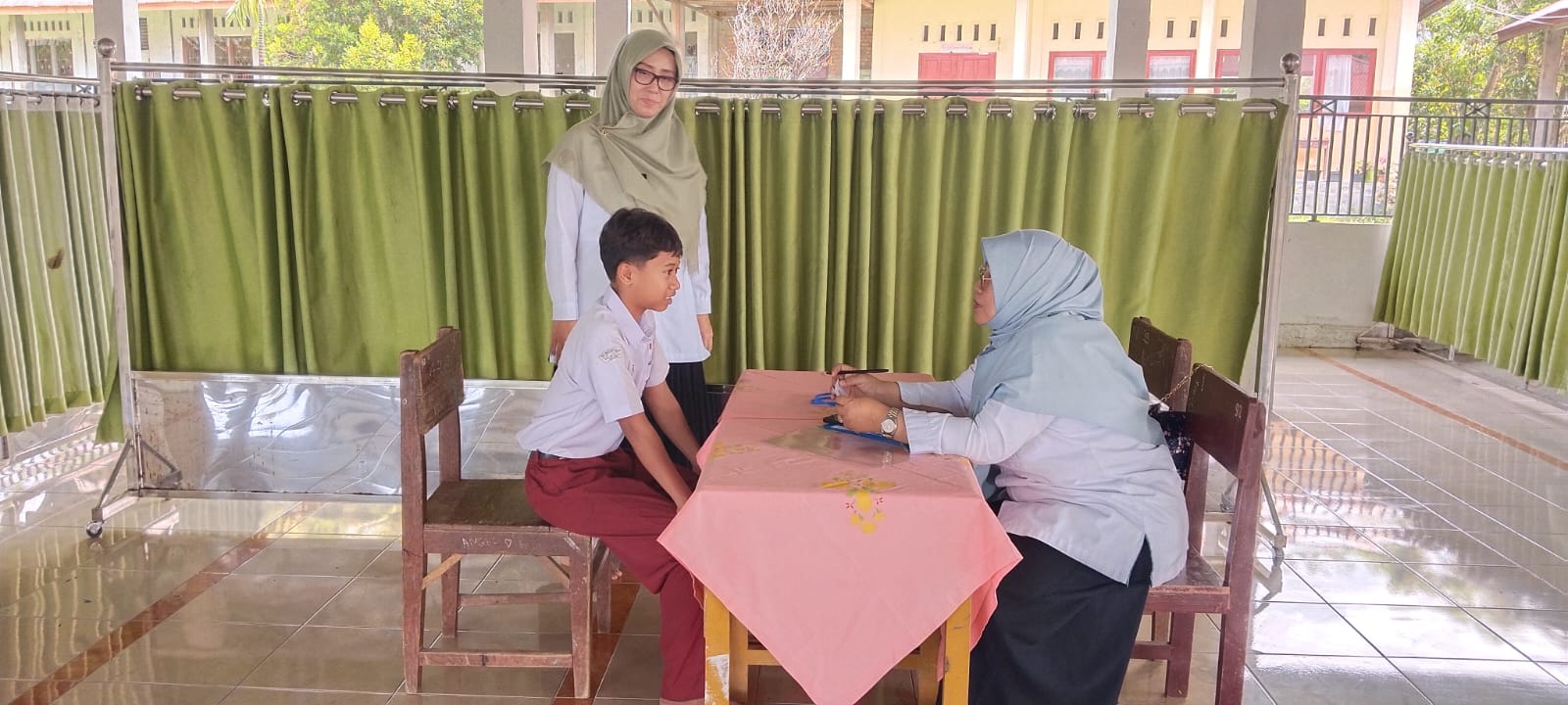 Kepala Madrasah Tinjau Langsung Pelaksanaan Hari Pertama PMBM MTsN 3 Kota Padang
