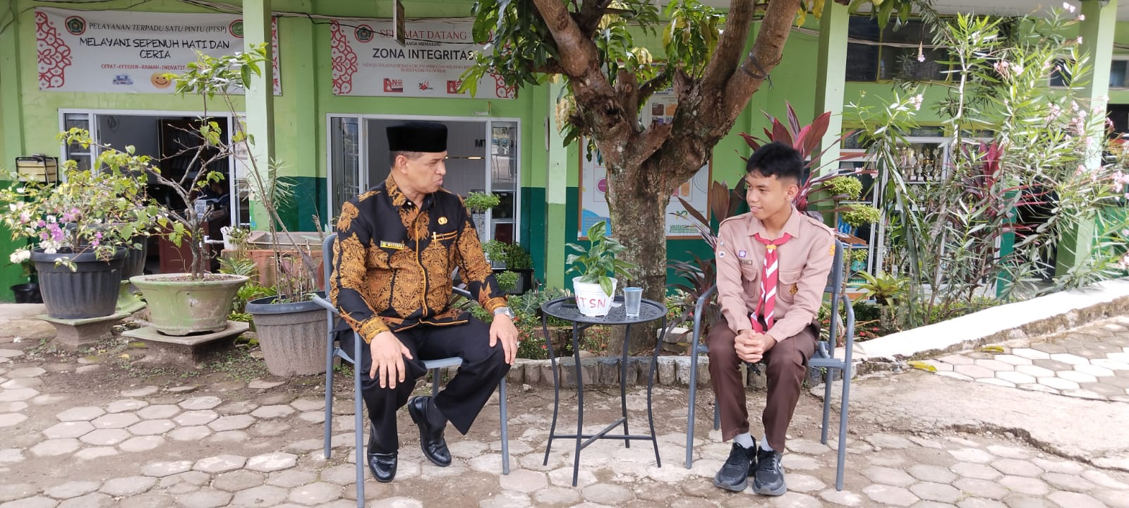 🎤 Ketua OSIM MTsN 3 Kota Padang Wawancarai Kakanwil Kemenag Sumbar: Ngobrol Santai, Dapat Motivasi Besar!
