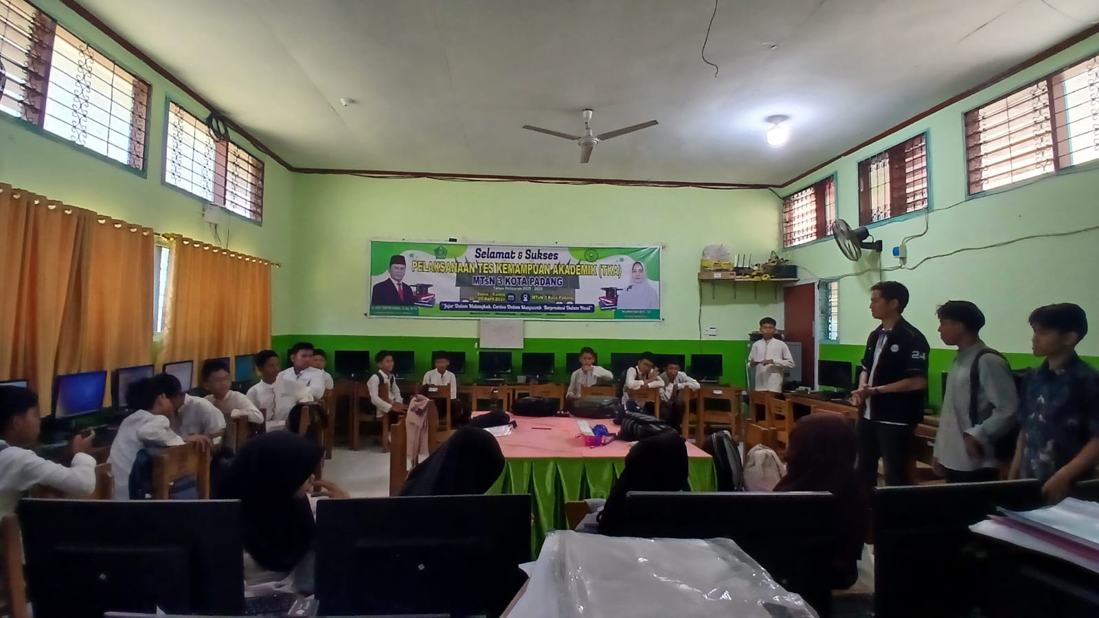 🤖✨ Ngoding, Ngerakit, dan Ngegas! Ekskul Robotik MTsN 3 Kota Padang Makin Keren Bareng Mentor Politeknik Negeri Padang