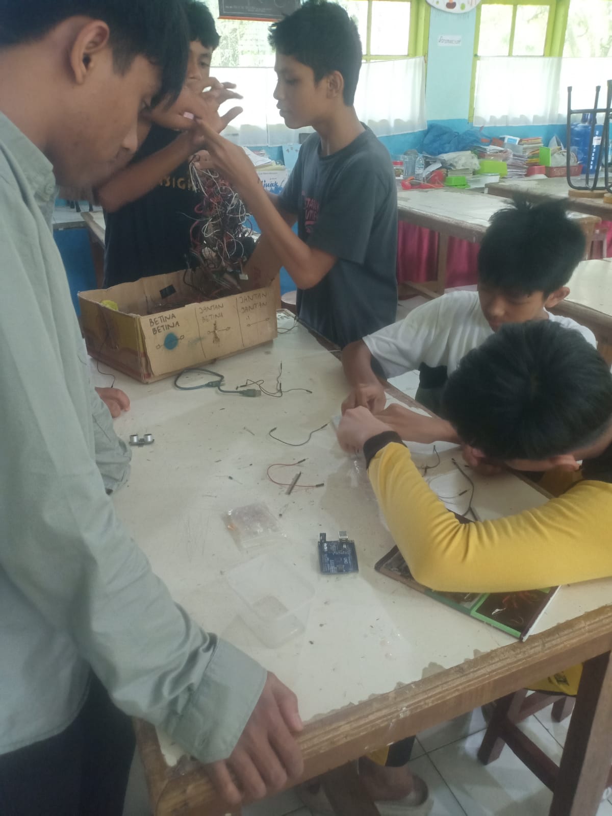 Ekskul Robotik MTsN 3 Kota Padang: Serunya Ngulik Sensor LDR, Dari Gelap ke Terang! 🤖✨