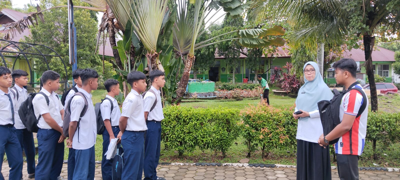 ⚽️ Semangat Bertanding! Tim Sepak Bola MTsN 3 Kota Padang Dilepas Menuju Ajang Milad ke-78 MTsN 1 Kota Padang