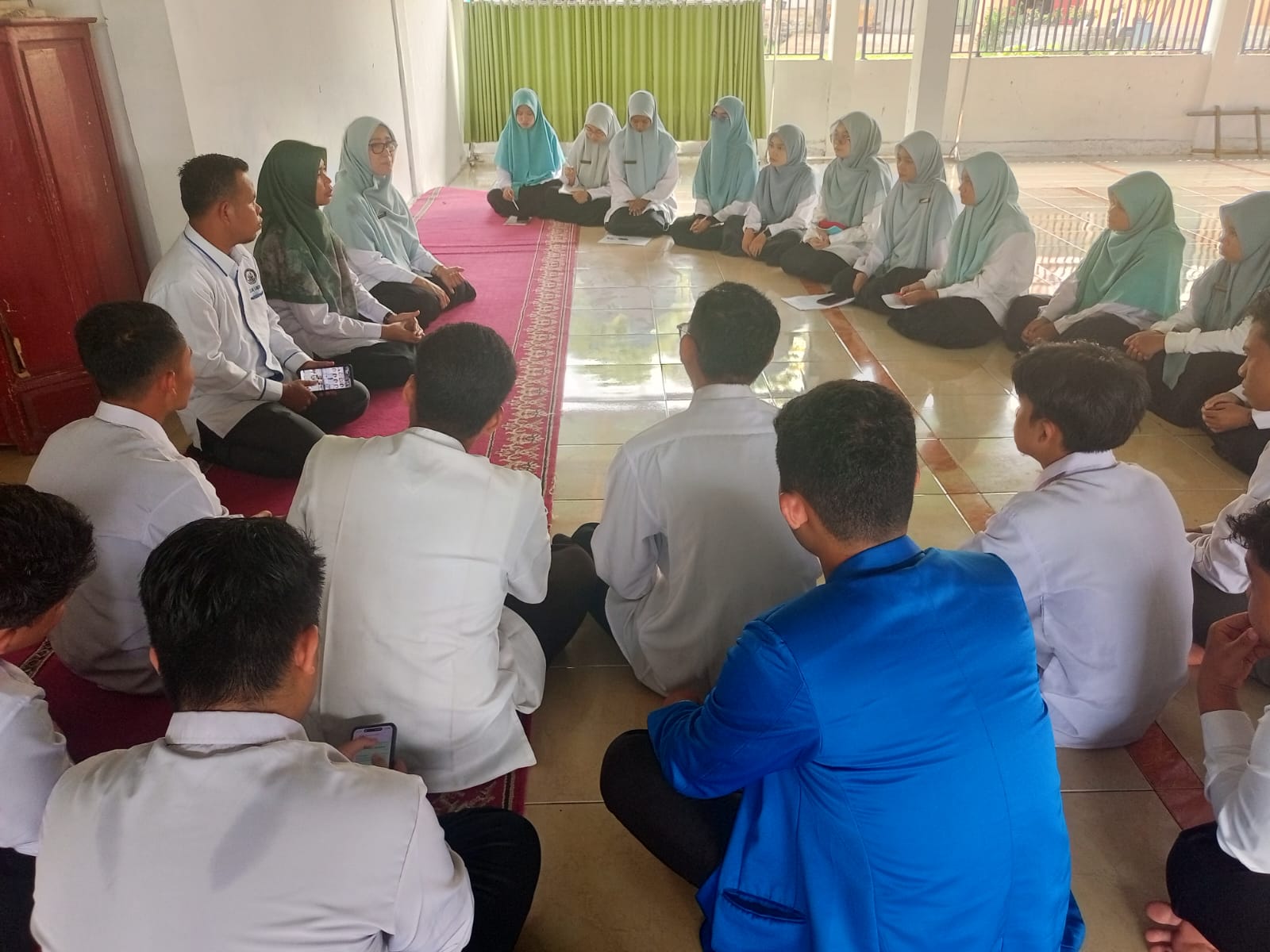 Ngobrol Santai tapi Berisi! Kepala MTsN 3 Kota Padang Bina Mahasiswa PPL di Masjid Nurus Sakinah