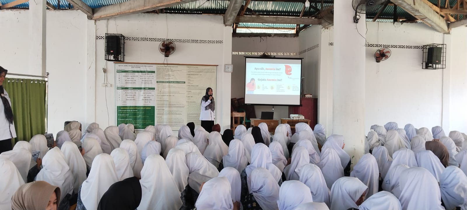 Siswi MTsN 3 Kota Padang Kompak Minum Tablet Tambah Darah, Biar Nggak “Lemes Mode” di Madrasah! 💪✨