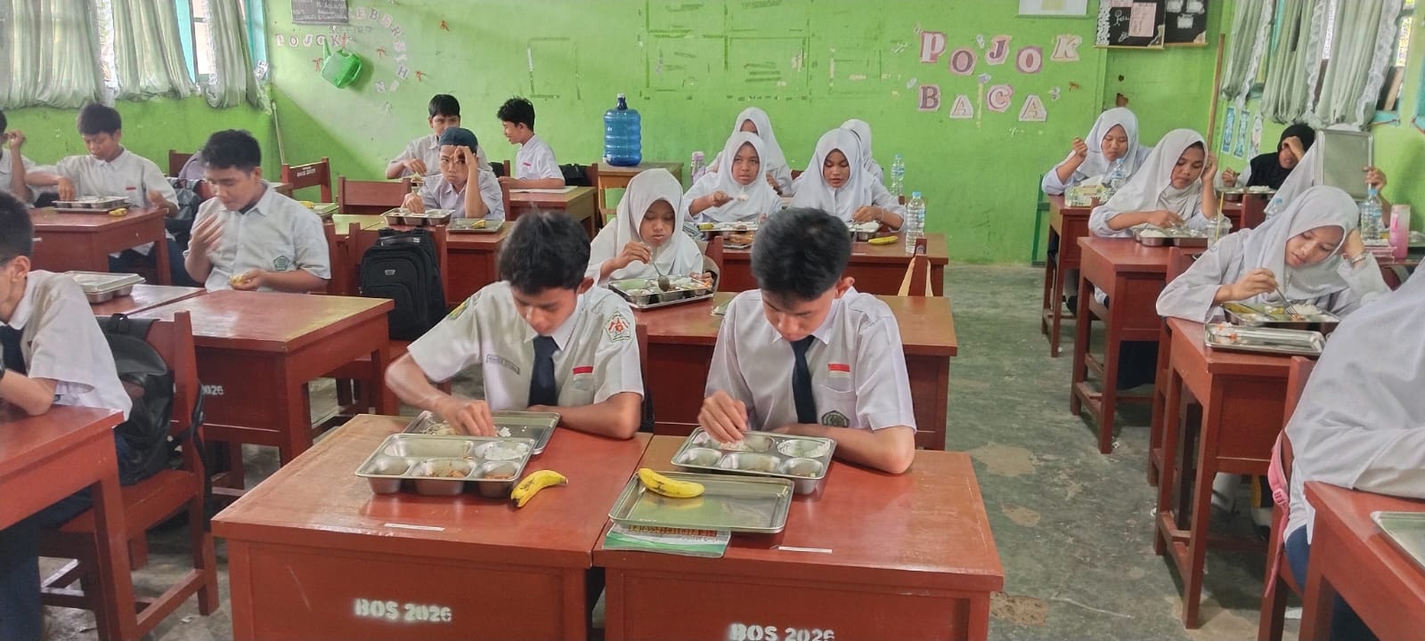 🥗 Senin Seru di MTsN 3 Kota Padang: 785 Paket MBG Dibagikan, Siswa Auto Happy!