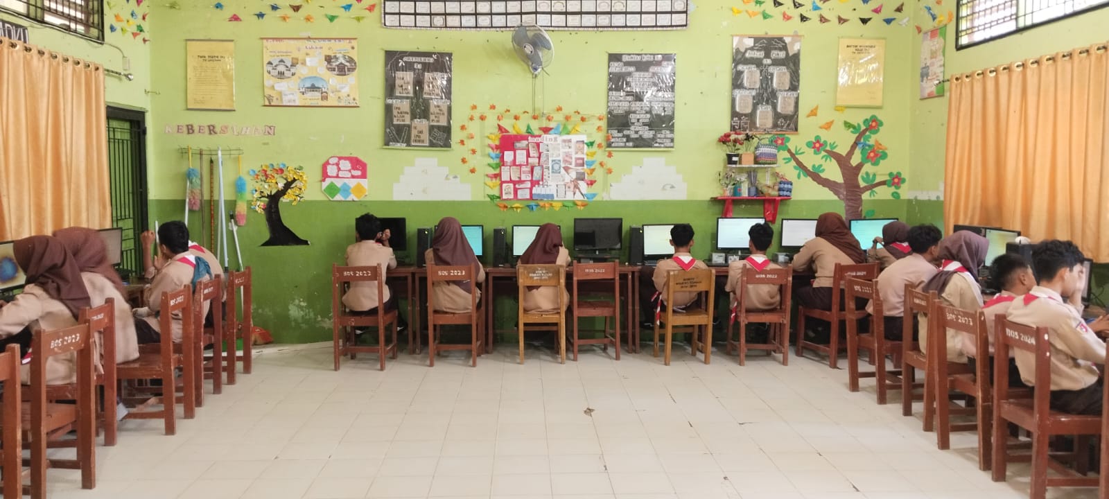 🎉 Akhirnya! Hari Terakhir Ujian Madrasah Kelas IX MTsN 3 Kota Padang Berlangsung Penuh Drama dan Lega