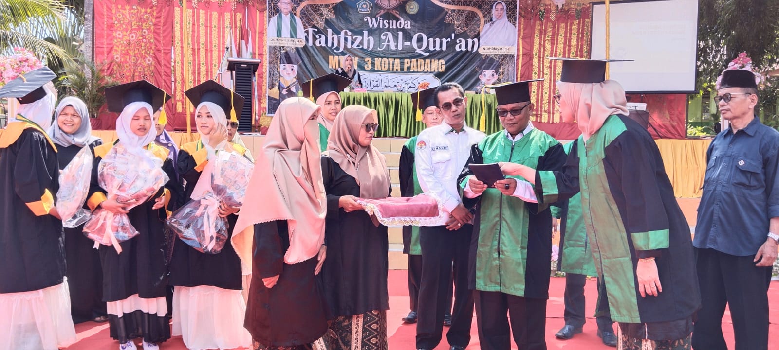 📚 Dari Madrasah ke Hati Banyak Orang: GPK Mardaleni Serahkan Buku Inspiratif ke Kemenag Padang