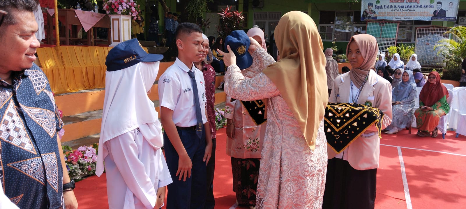 Sah! 242 Siswa MTsN 3 Kota Padang Resmi “Log Out”, Suasana Haru Pecah di Momen Perpisahan