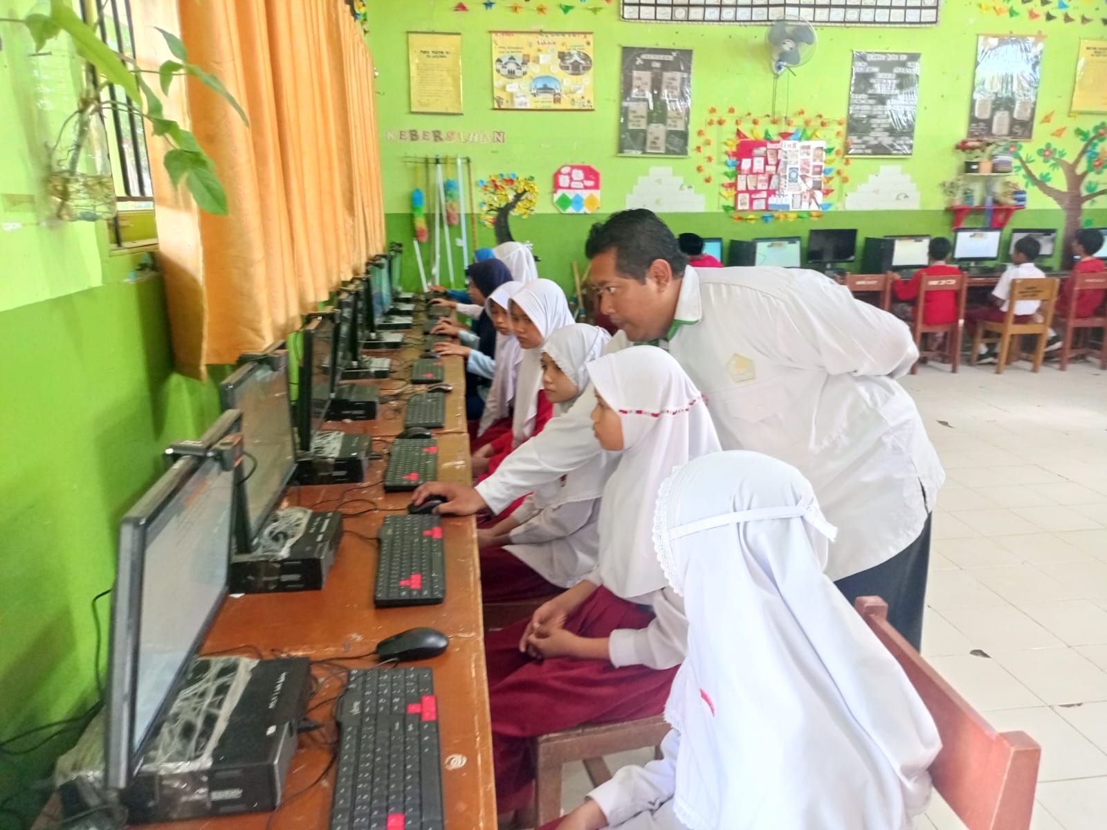 Pendaftar Membludak! Hari Kedua PMBM MTsN 3 Kota Padang Tembus 233 Calon Murid
