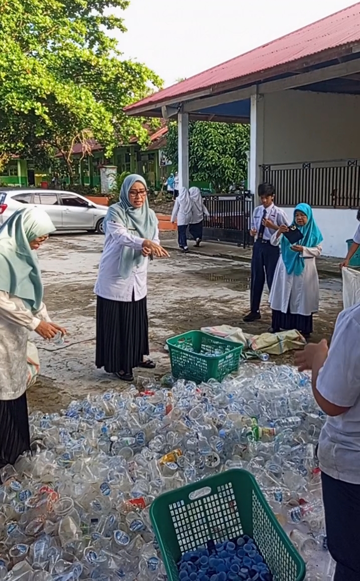 Sulap Sampah Jadi Cuan: Serunya Panen Raya Botol Plastik Bareng Tim Bakameh MTsN 3 Kota Padang!