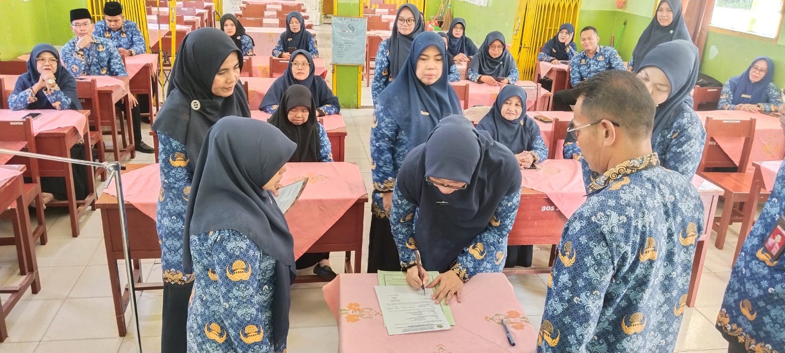 Suasana Hangat & Penuh Haru: Pisah Sambut Kaur TU MTsN 3 Kota Padang Sukses Bikin Baper!