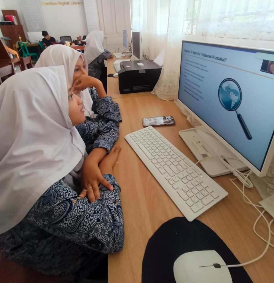 Kupas Tuntas Bab II! 6 Ilmuwan Muda MTsN 3 Kota Padang Bedah Tinjauan Pustaka via Zoom Interaktif