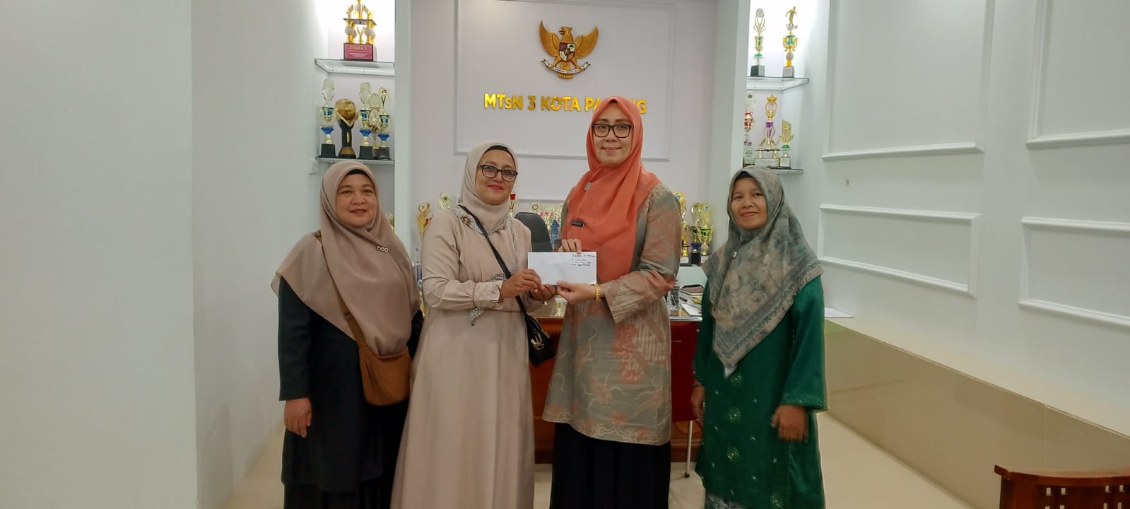 Bikin Madrasah Makin Asri: Paguyuban Kelas 7.3 Serahkan Donasi untuk Bangun Taman Hijau