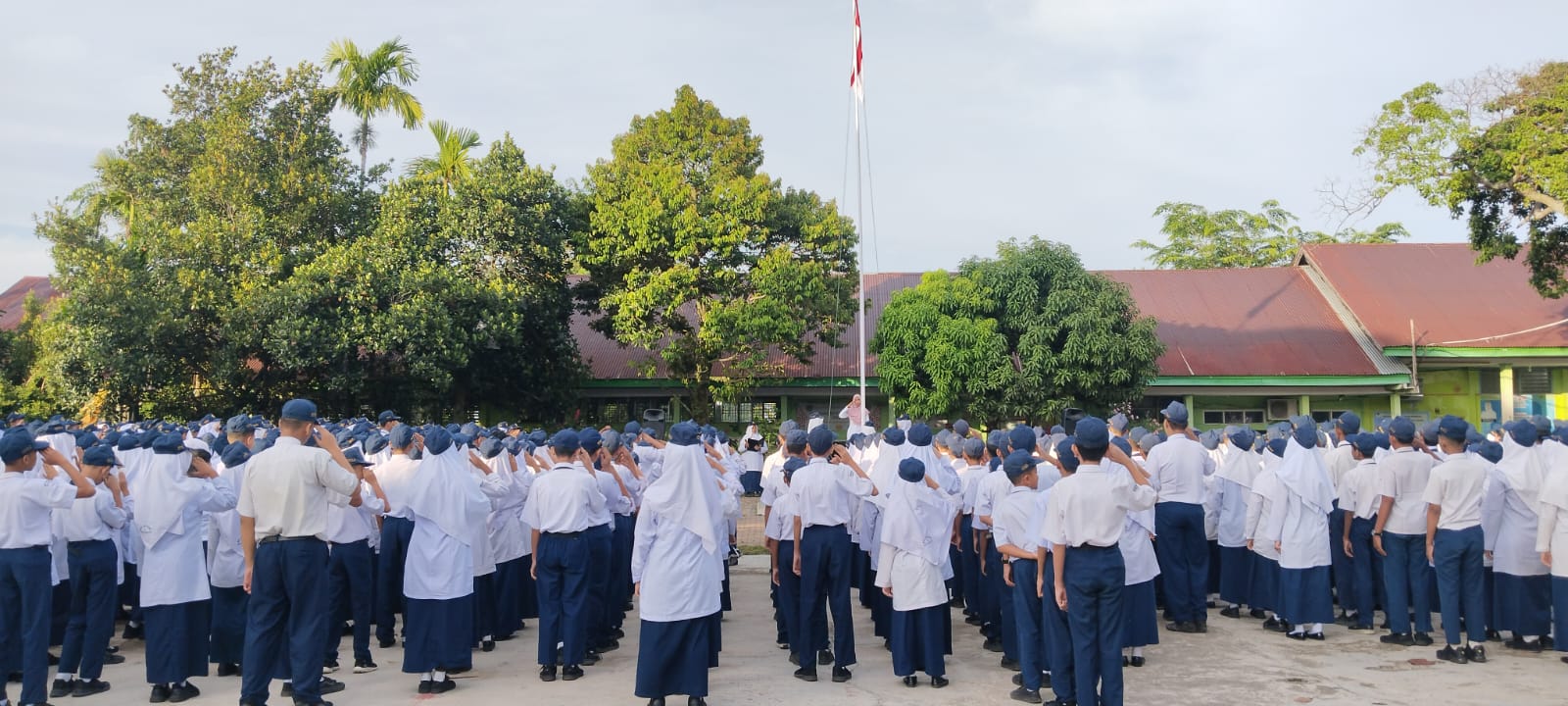 Keren! Petugas Kelas IX.2 Sukses Kawal Upacara Senin di MTsN 3 Kota Padang, Pembina Pesankan Refleksi Diri