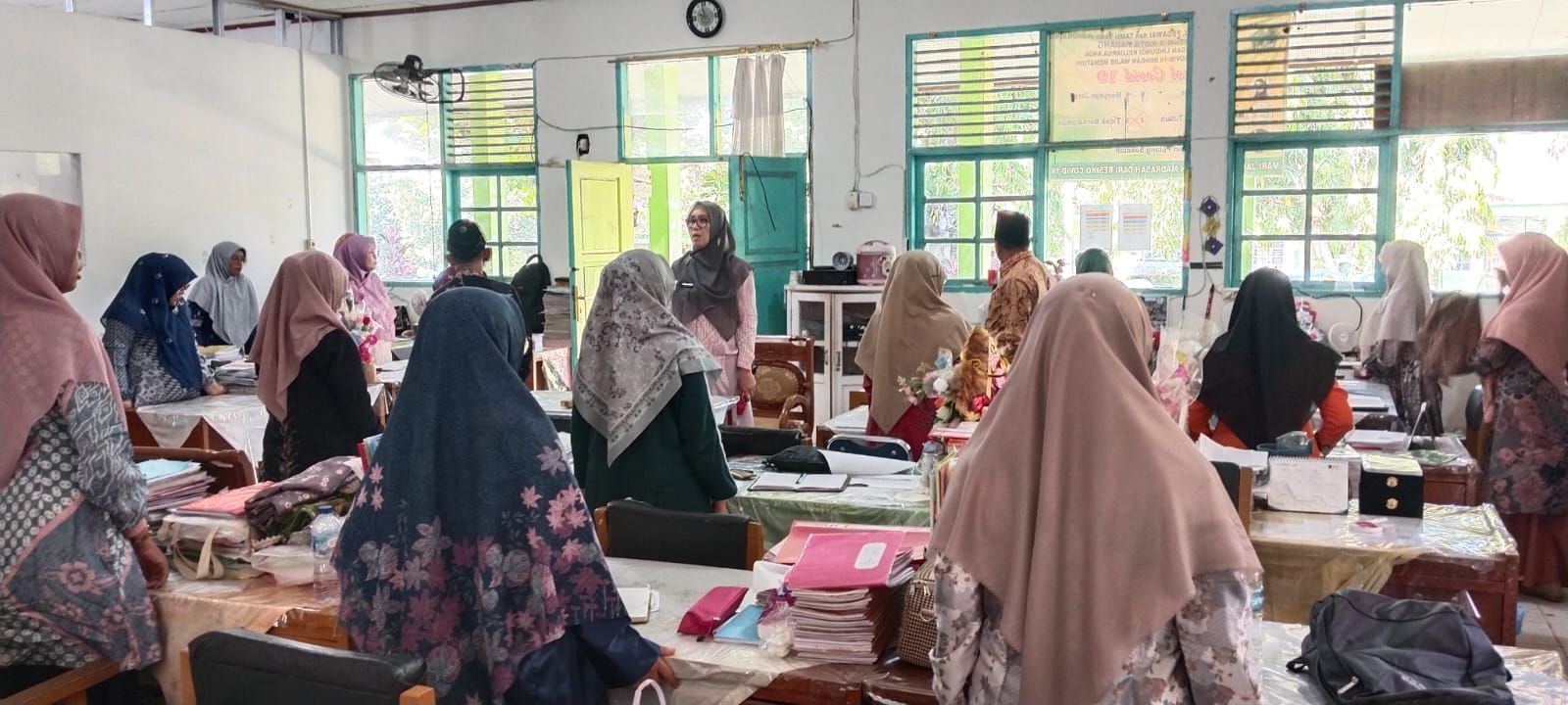 Tepat Pukul 10.00 WIB, Warga MTsN 3 Kota Padang Serentak Heningkan Cipta dan Nyanyikan “Indonesia Raya”