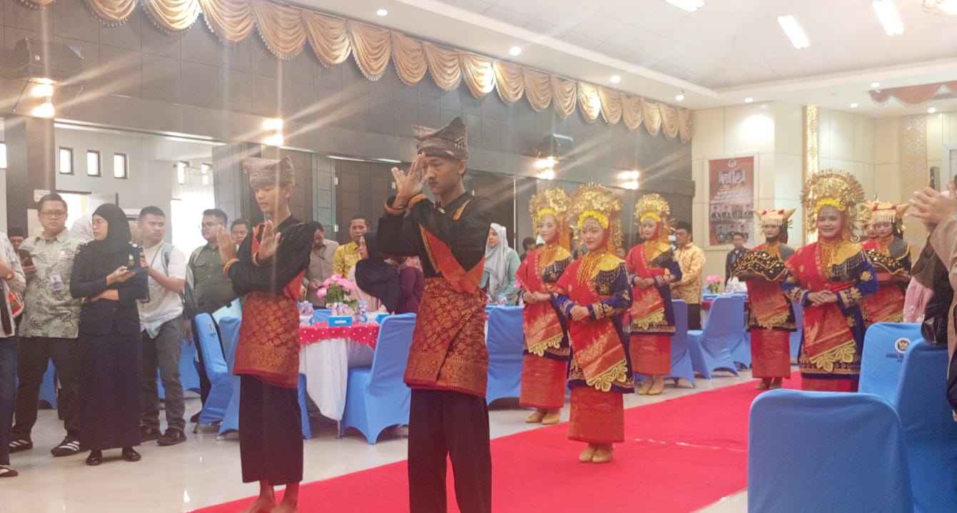 Anggun dan Mempesona, Siswa MTsN 3 Kota Padang Buka Rakerwil Haji dengan Tari Persembahan