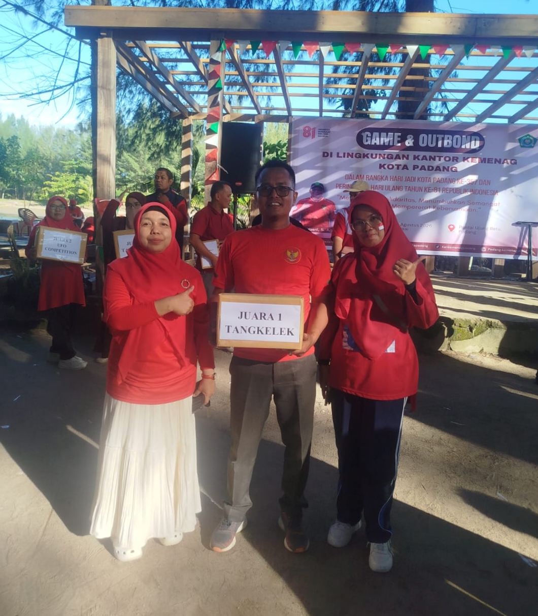 Kompak dan Tangguh! Tim MTsN 3 Kota Padang Sabet Juara 1 Lomba Tangkelek di Pantai Ujung Batu