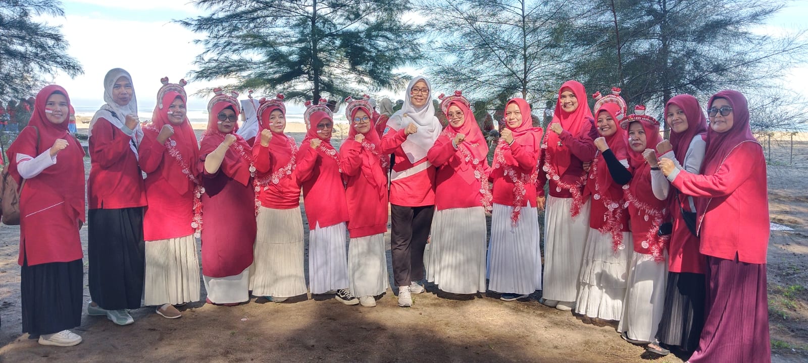 Mempererat Silaturahmi, ASN MTsN 3 Kota Padang Tampil Kompak di Outbound Kemenag Kota Padang