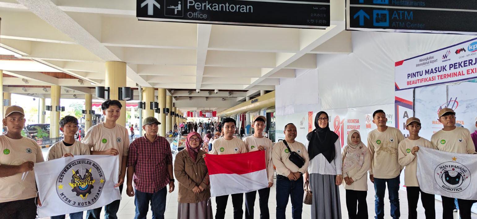 Siap Go Internasional, Kepala Madrasah Lepas Tim Robotik MTsN 3 Kota Padang Ikuti World Robotic Center Competition 2026 di Malaysia