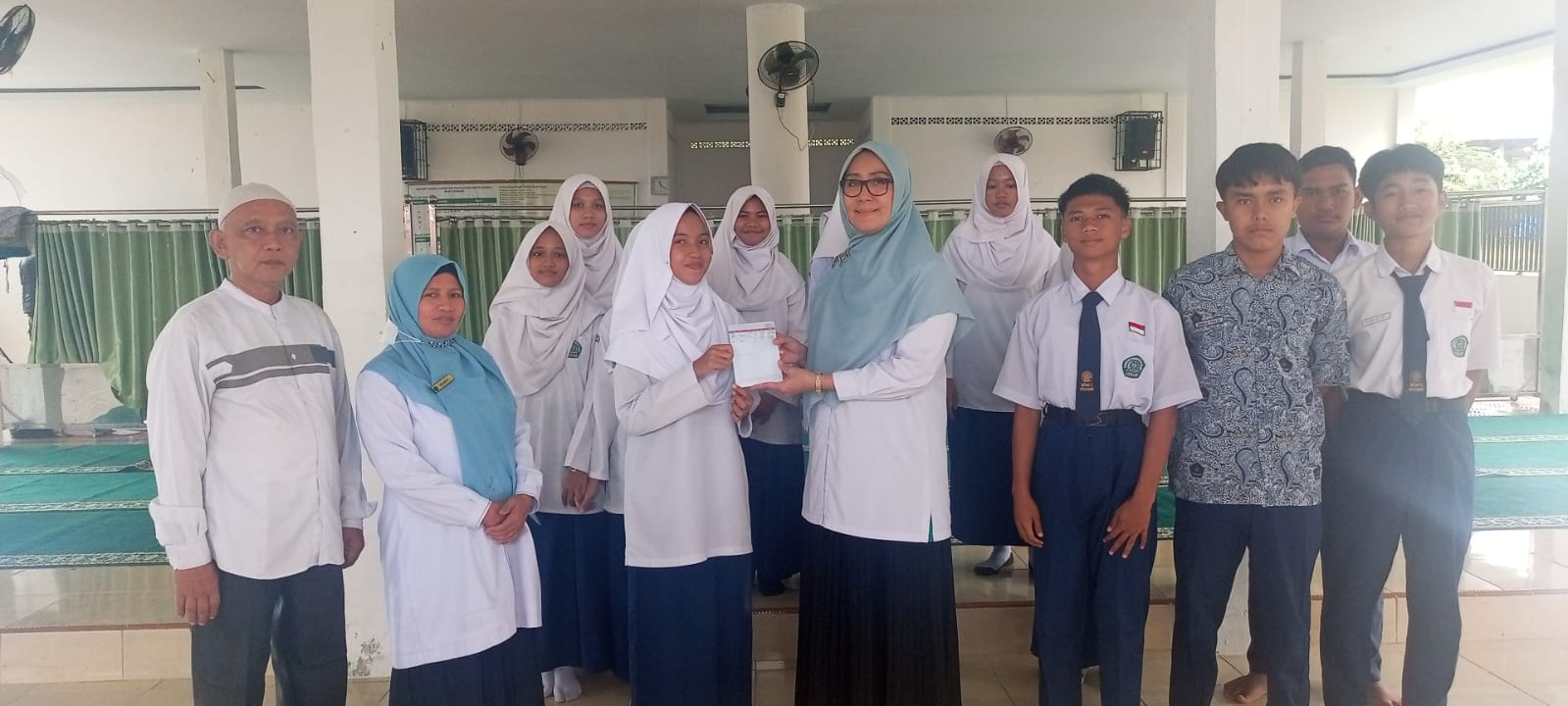 Wujud Kepedulian, MTsN 3 Kota Padang Serahkan Bantuan PIP 2026 Secara Simbolis
