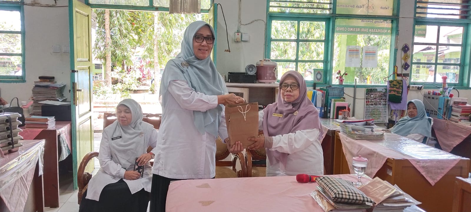 Dua Setengah Tahun Penuh Kesan, MTsN 3 Kota Padang Lepas Pengawas Pembina Dra. Nayusminar Nasrun