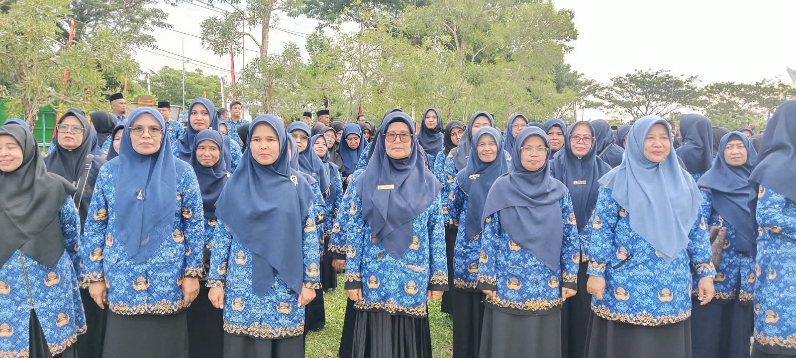 Kibarkan Semangat Merdeka, ASN MTsN 3 Kota Padang Khidmat Ikuti Upacara Penurunan Bendera HUT RI ke-81