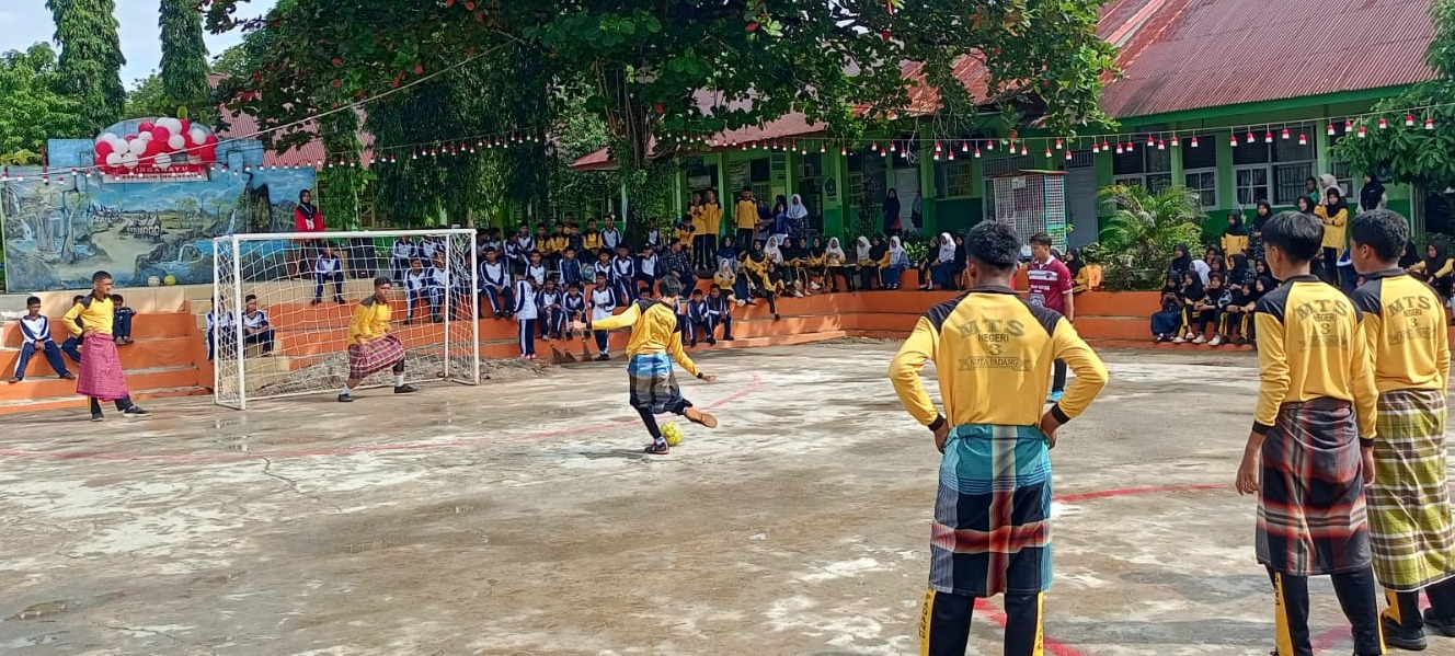 Keseruan HUT RI ke-81 di MTsN 3 Kota Padang: Dari Futsal Sarung Hingga Gelak Tawa Kebersamaan