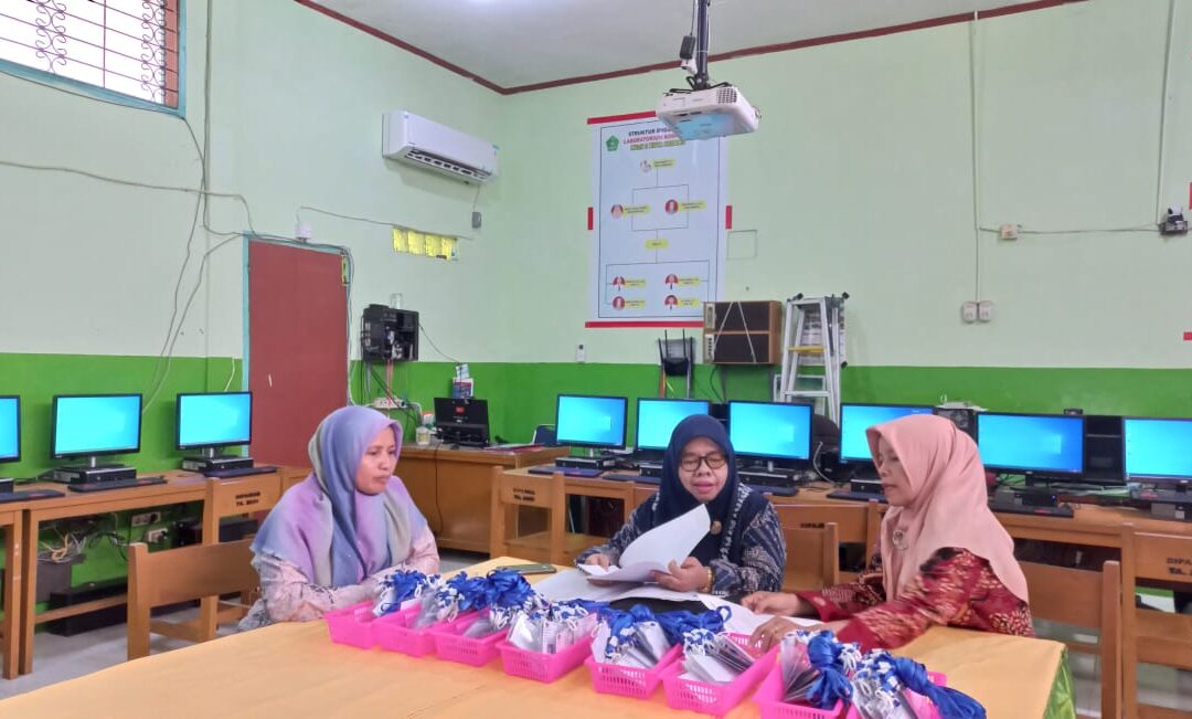 Pengawas Manajerial MTsN 3 Kota Padang, Nayusminar Nasrun, Lakukan Monitoring dan Evaluasi Kesiapan Asesmen Madrasah 2024
