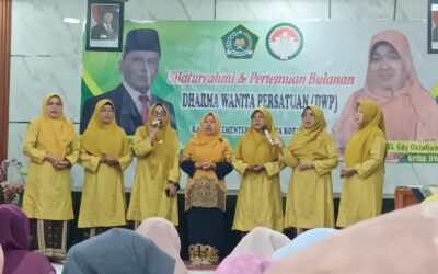 Perwakilan Dharma Wanita MTsN 3 Kota Padang Tampilkan Asmaul Husna pada Acara Dharma Wanita Kemenag Kota Padang