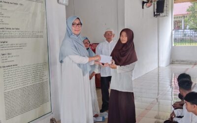 ASN Kemenag Kota Padang Salurkan Zakat kepada Siswa MTsN 3 Kota Padang